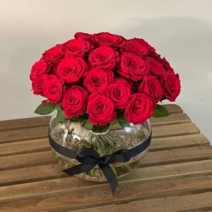 فازة الورد الاحمر الكلاسيكية