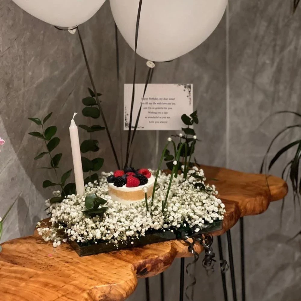 ستاند النقاء - تنسيق ناعم مع كيكة توت