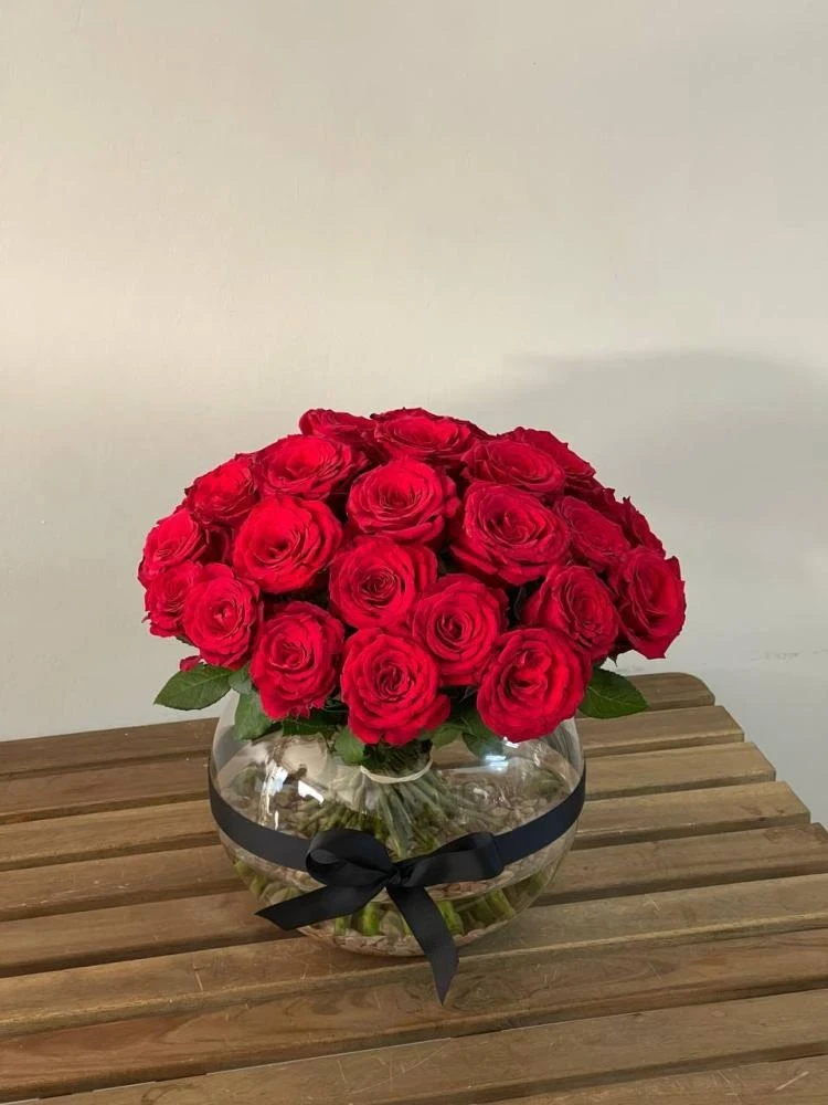 فازة الورد الاحمر الكلاسيكية