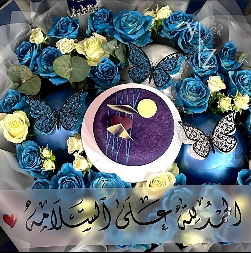 "باقة الفخامة - ورد أزرق وكيك بلو فلفلت