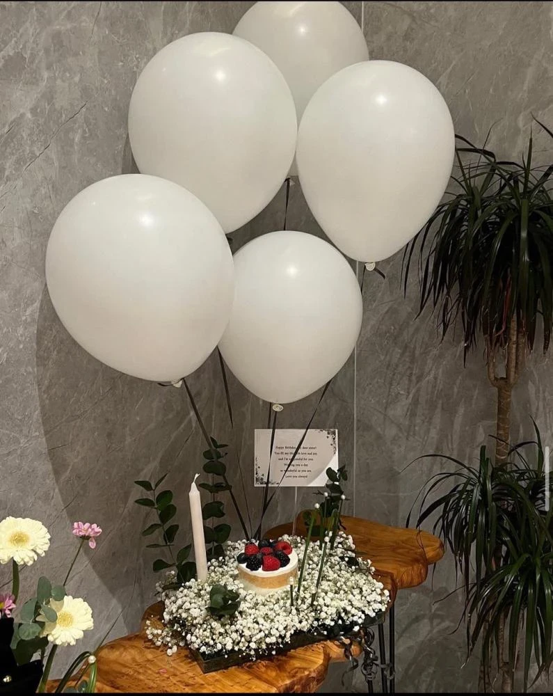 ستاند النقاء - تنسيق ناعم مع كيكة توت