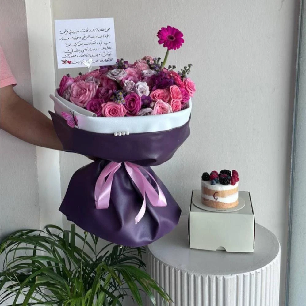 باقة لحظة حب - مع كيكة التوت