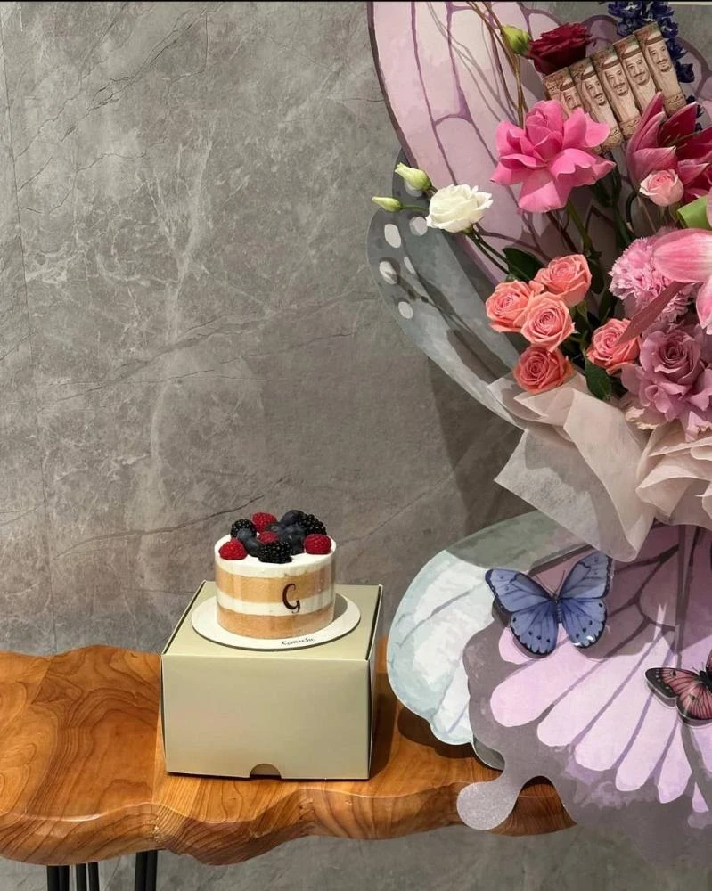 باقة فراشة الورد - مع كيكة التوت