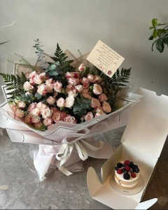 باقة احلى خريجة - مع كيكة التوت