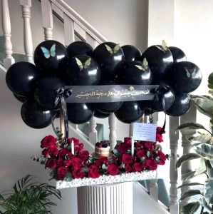 ستاند التخرج - ورد مع  كيك وشموع وبالونات سوداء