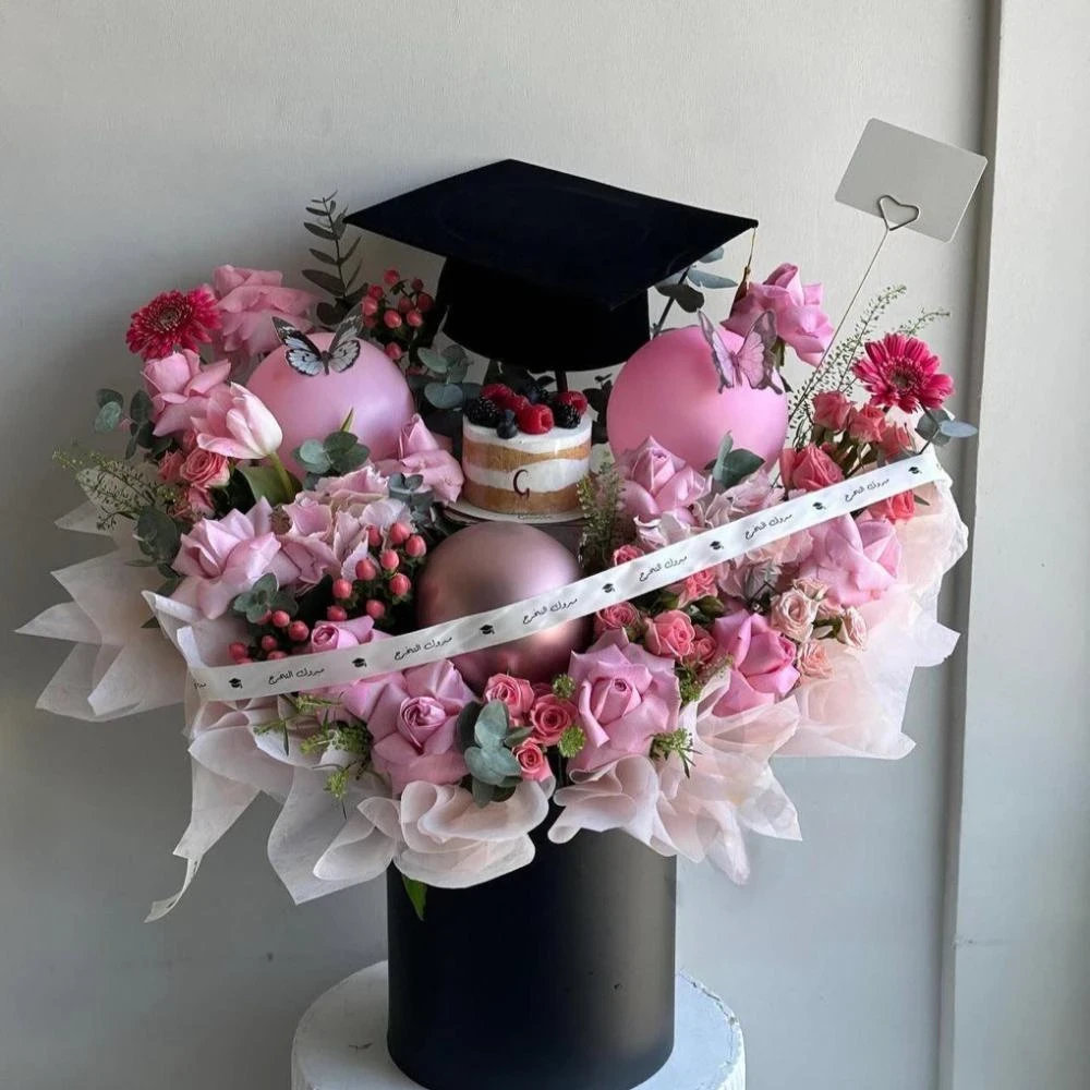 خريجتنا غير - تنسيق بوكس مع كيكة التوت