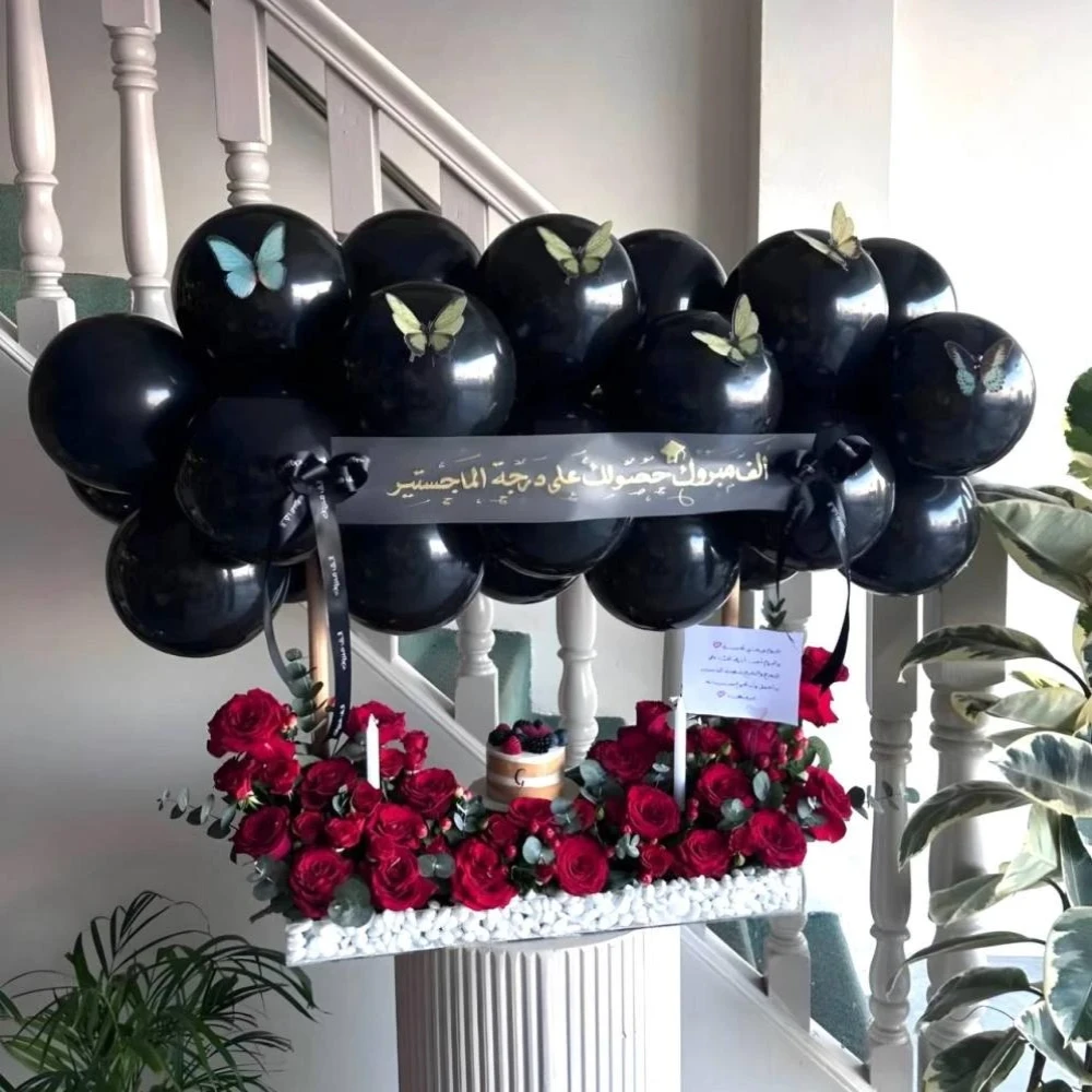 ستاند التخرج - ورد مع  كيك وشموع وبالونات سوداء
