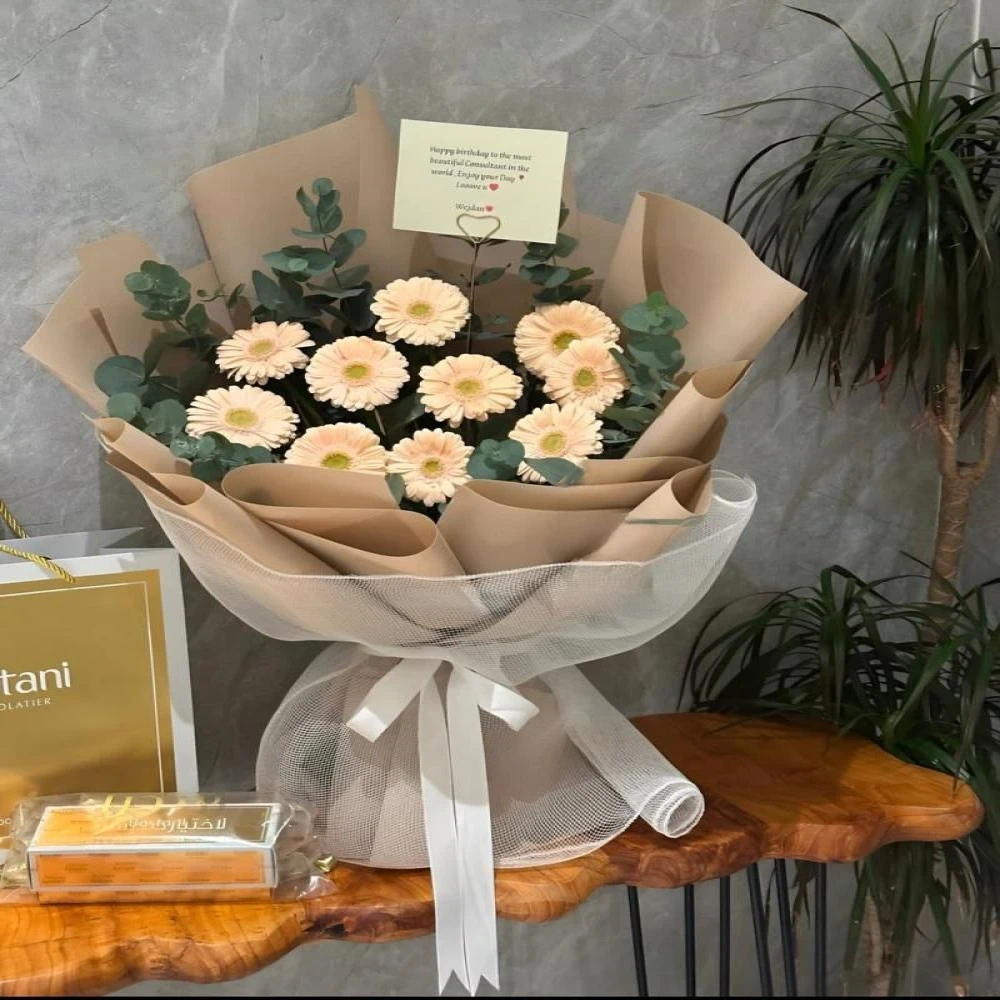 باقة بيور - ورد جيربيرا مع شوكولاتة بستاني