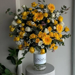 فازة الزهور الصفراء والبيضاء الأنيقة