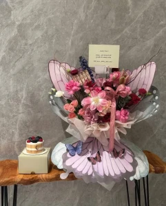 باقة فراشة الورد - مع كيكة التوت