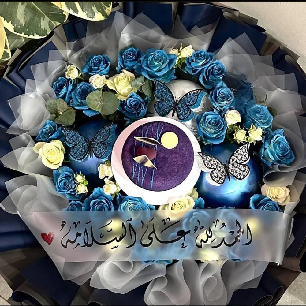 "باقة الفخامة - ورد أزرق وكيك بلو فلفلت