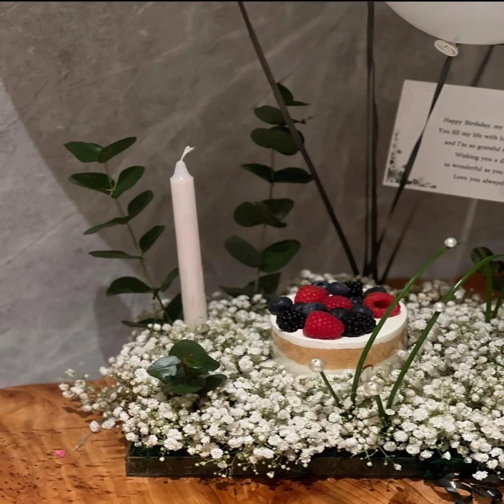 ستاند النقاء - تنسيق ناعم مع كيكة توت