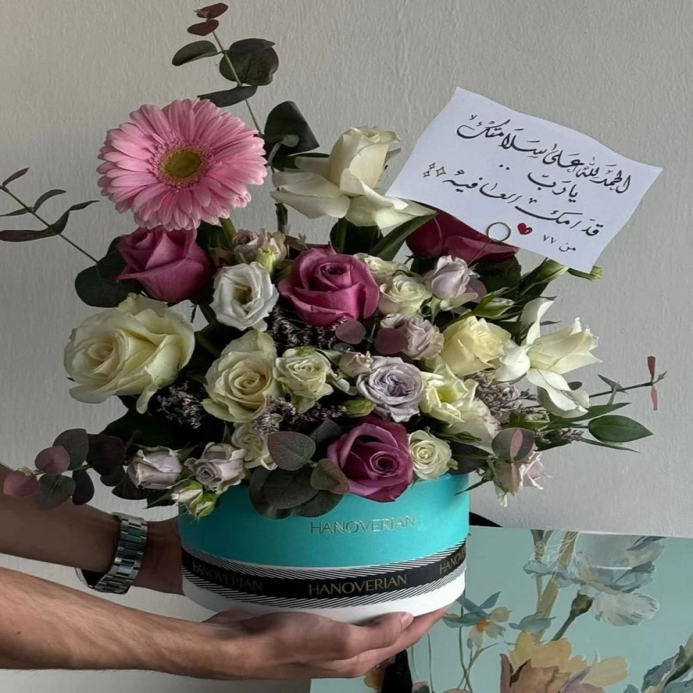 باقة حكاية ورد - بتنسيق بوكس شوكولاتة هانوفريان